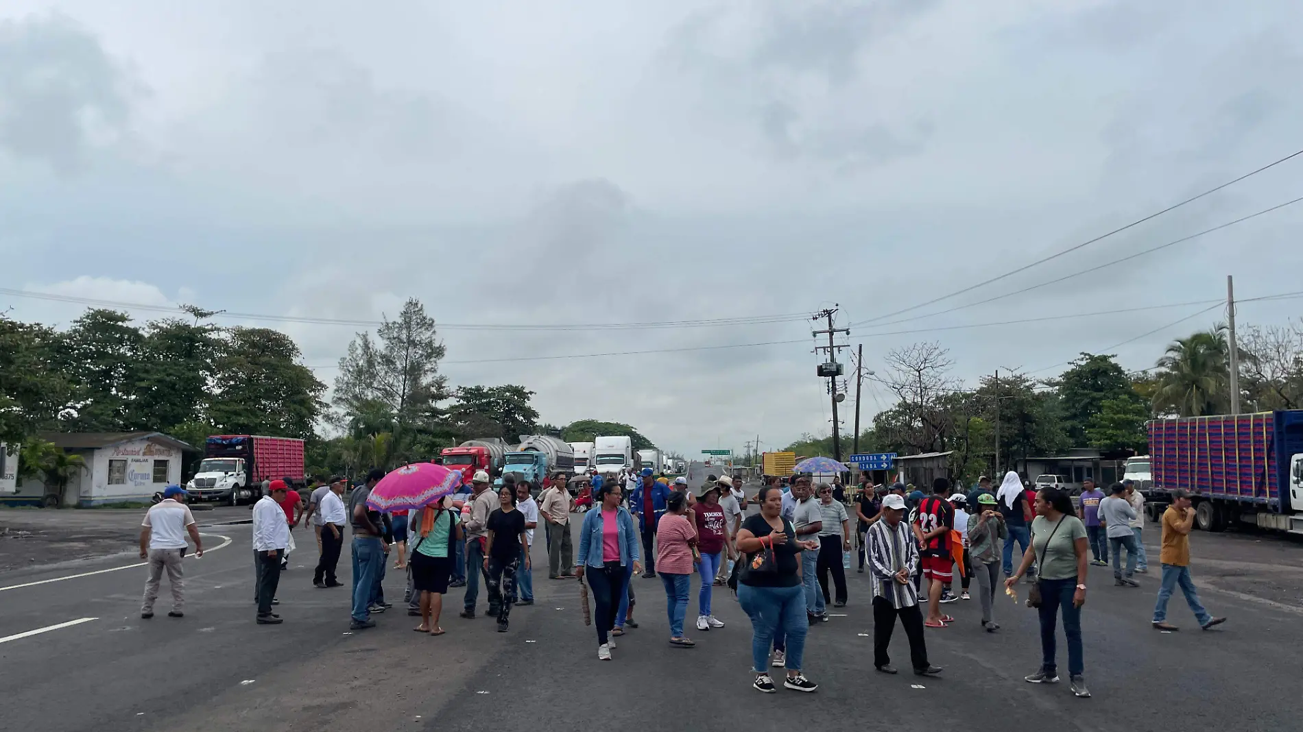 Con bloqueo en carretera, ciudadanos exigen topes para evitar accidentes en Veracruz 